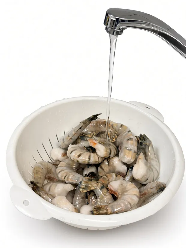 Het glazuur wordt weggespoeld onder een zachte, koude waterstraal.